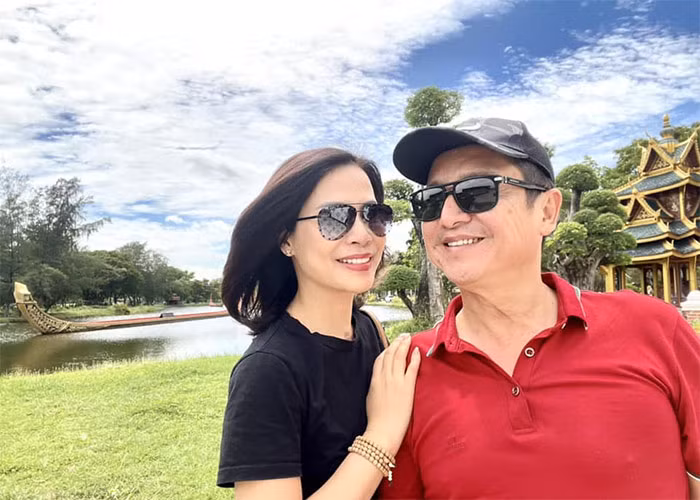 Chí Trung từng tâm sự, từ khi có bạn gái doanh nhân bên đời, cuộc sống của anh có nhiều thay đổi tích cực. Ý Lan luôn chăm chút cho anh từ quần áo, vóc dáng đến ăn uống hàng ngày.