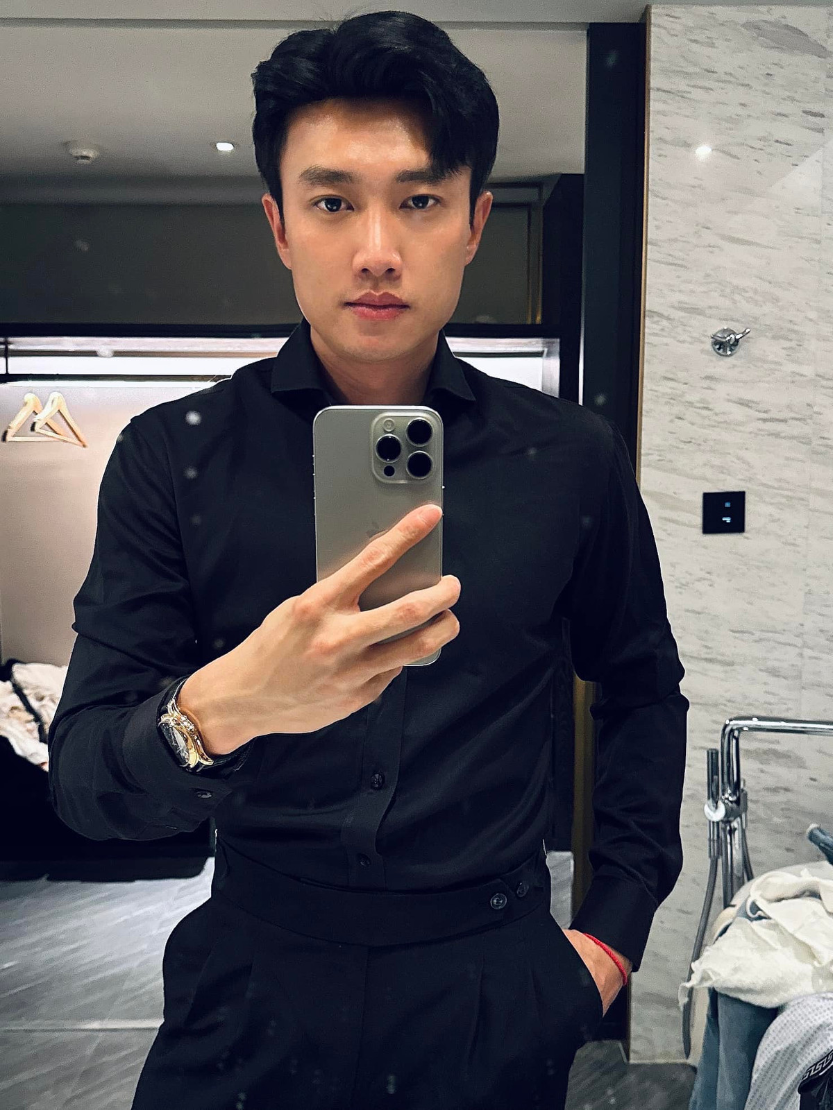 Anh thường xuyên chia sẻ những hình ảnh sang trọng, lịch lãm trên mạng xã hội khiến fan hâm mộ không khỏi trầm trồ. Ảnh: FB Nguyễn Quốc Trường