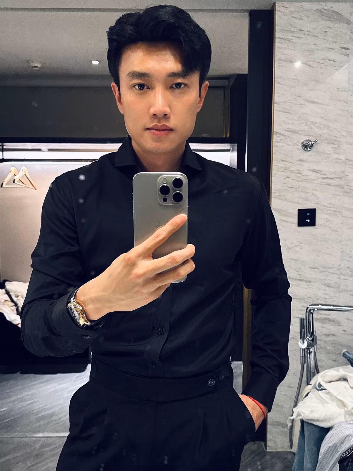 Anh thường xuyên chia sẻ những hình ảnh sang trọng, lịch lãm trên mạng xã hội khiến fan hâm mộ không khỏi trầm trồ. Ảnh: FB Nguyễn Quốc Trường