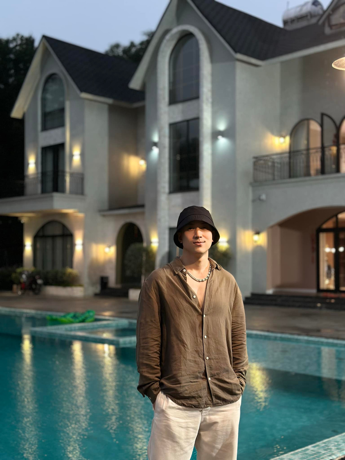 Sau thành công của phim "Về nhà đi con", Hoàng Anh Vũ tiếp tục nhận được sự yêu thích của khán giả khi đảm nhận vai Huy - chàng trai một lòng si tình với Thy (Thu Quỳnh) trong phim "Hương vị tình thân". Ảnh: FB Hoàng Anh Vũ