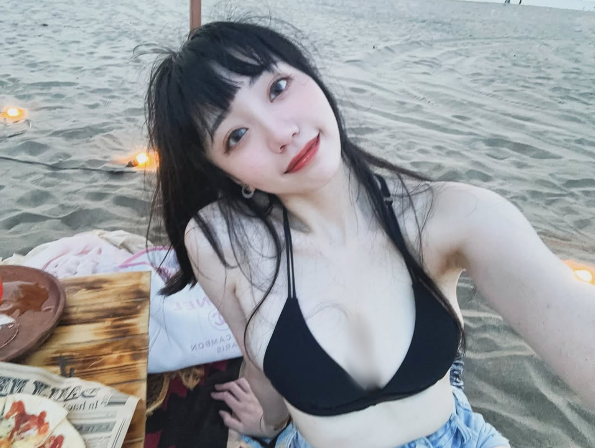 Nữ streamer thường chọn các trang phục phô trương vòng một nở nang.