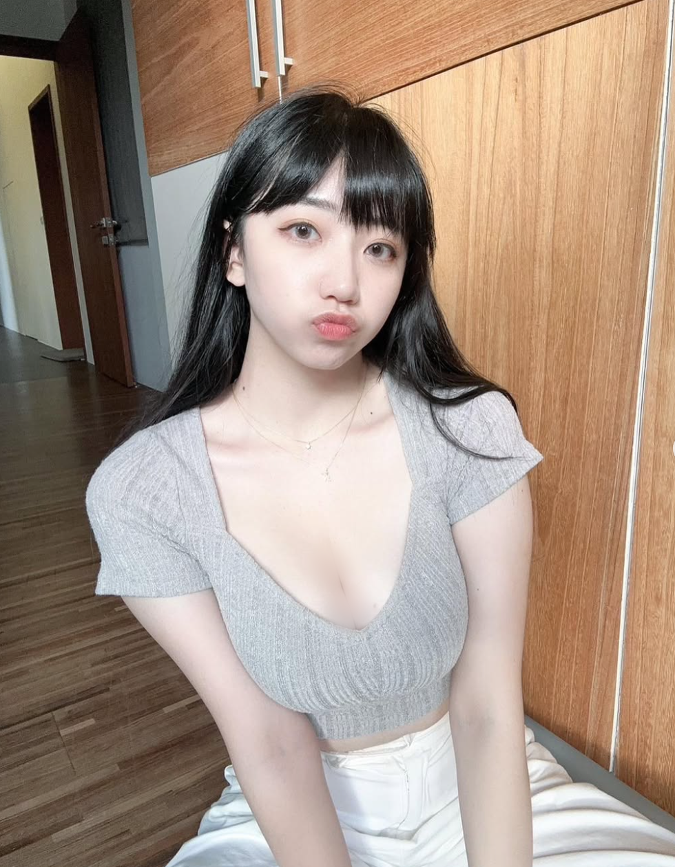 Firefly là nữ streamer Trung Quốc nổi tiếng nhờ ăn mặc táo bạo.