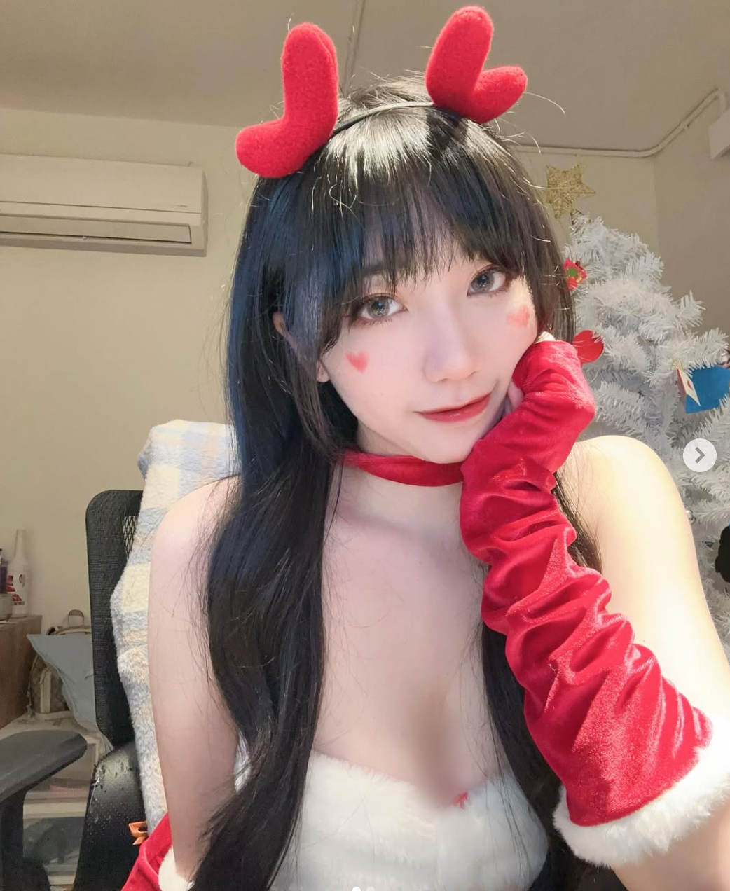 Firefly gây chú ý với phong cách ăn diện gợi cảm, quyến rũ.