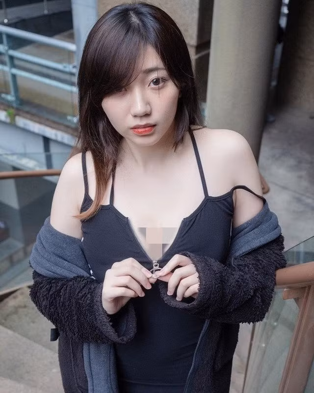 Nhờ gu ăn mặc táo bạo nàng streamer gây chú ý trên mạng xã hội.