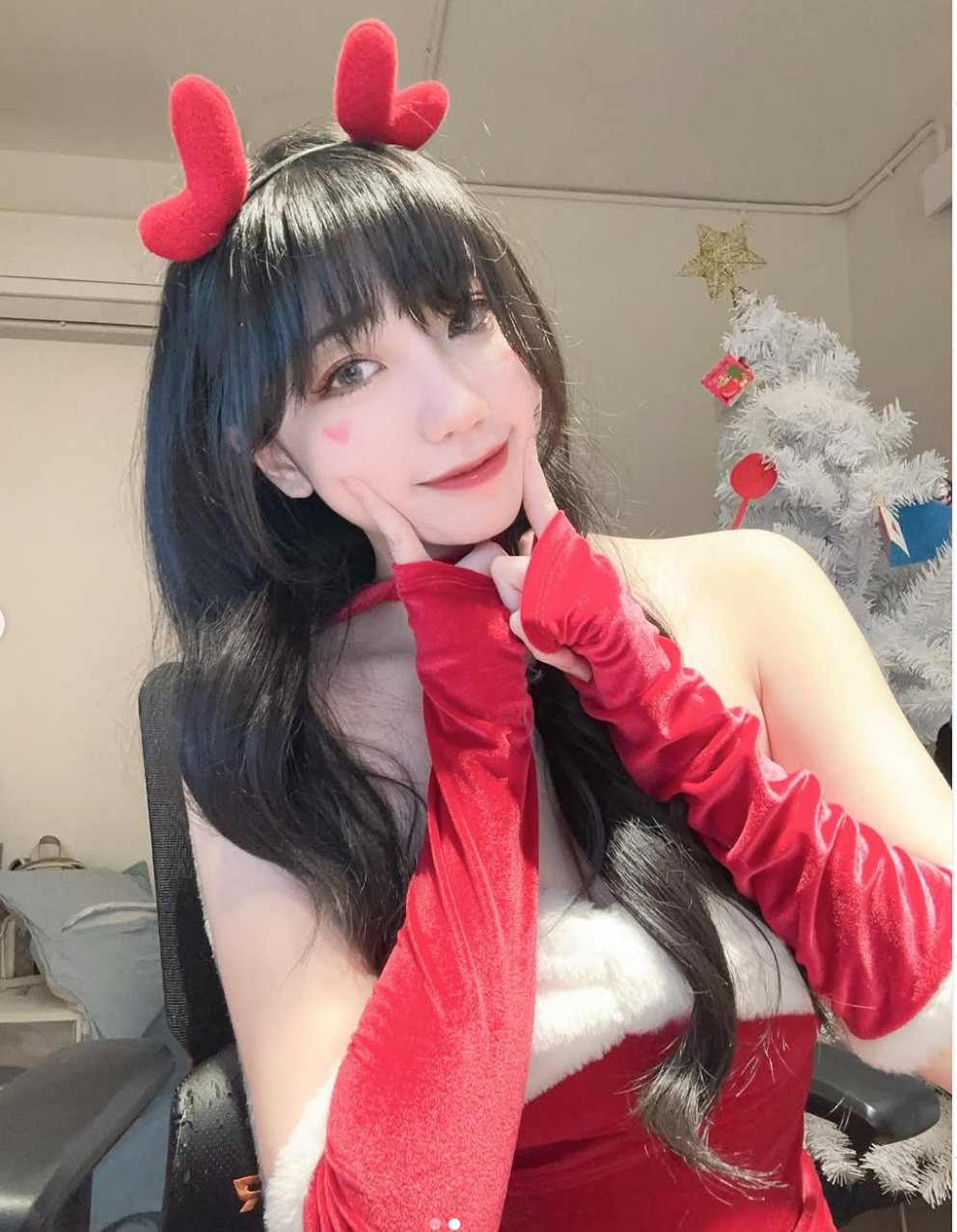 Trên trang cá nhân, cô nàng chăm chỉ đăng tải các bộ ảnh gợi cảm, khoe đường cong quyến rũ.