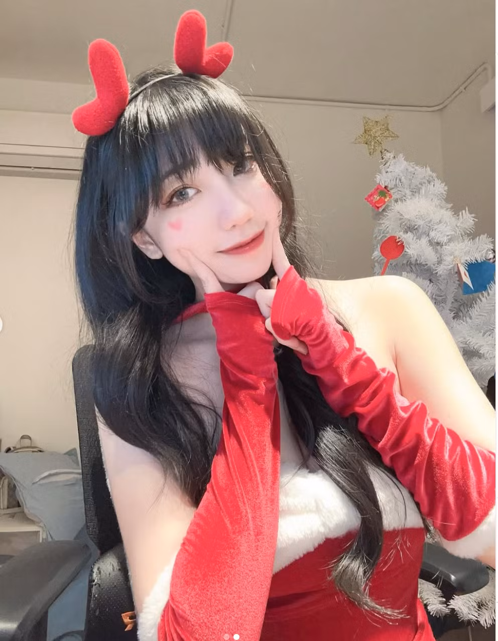 Trên trang cá nhân, cô nàng chăm chỉ đăng tải các bộ ảnh gợi cảm, khoe đường cong quyến rũ.