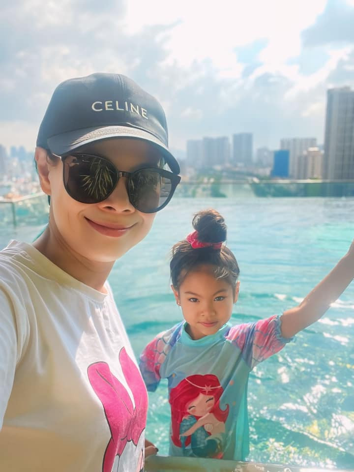 Thanh Thảo cùng mẹ và hai con về Việt Nam. Ảnh: FB Thanh Thảo