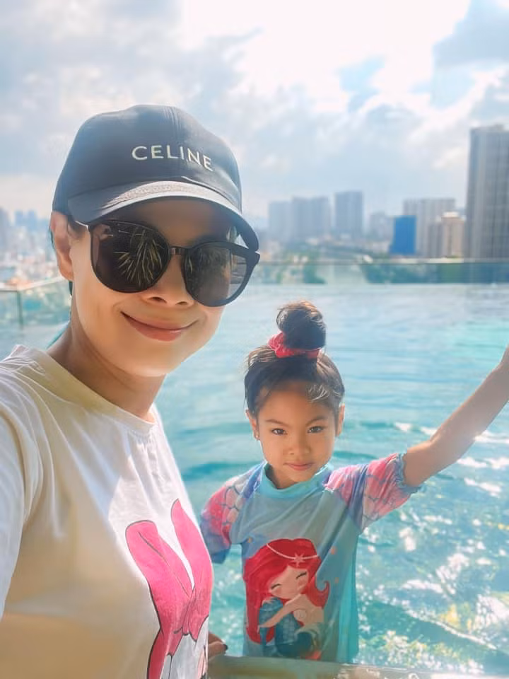 Thanh Thảo cùng mẹ và hai con về Việt Nam. Ảnh: FB Thanh Thảo