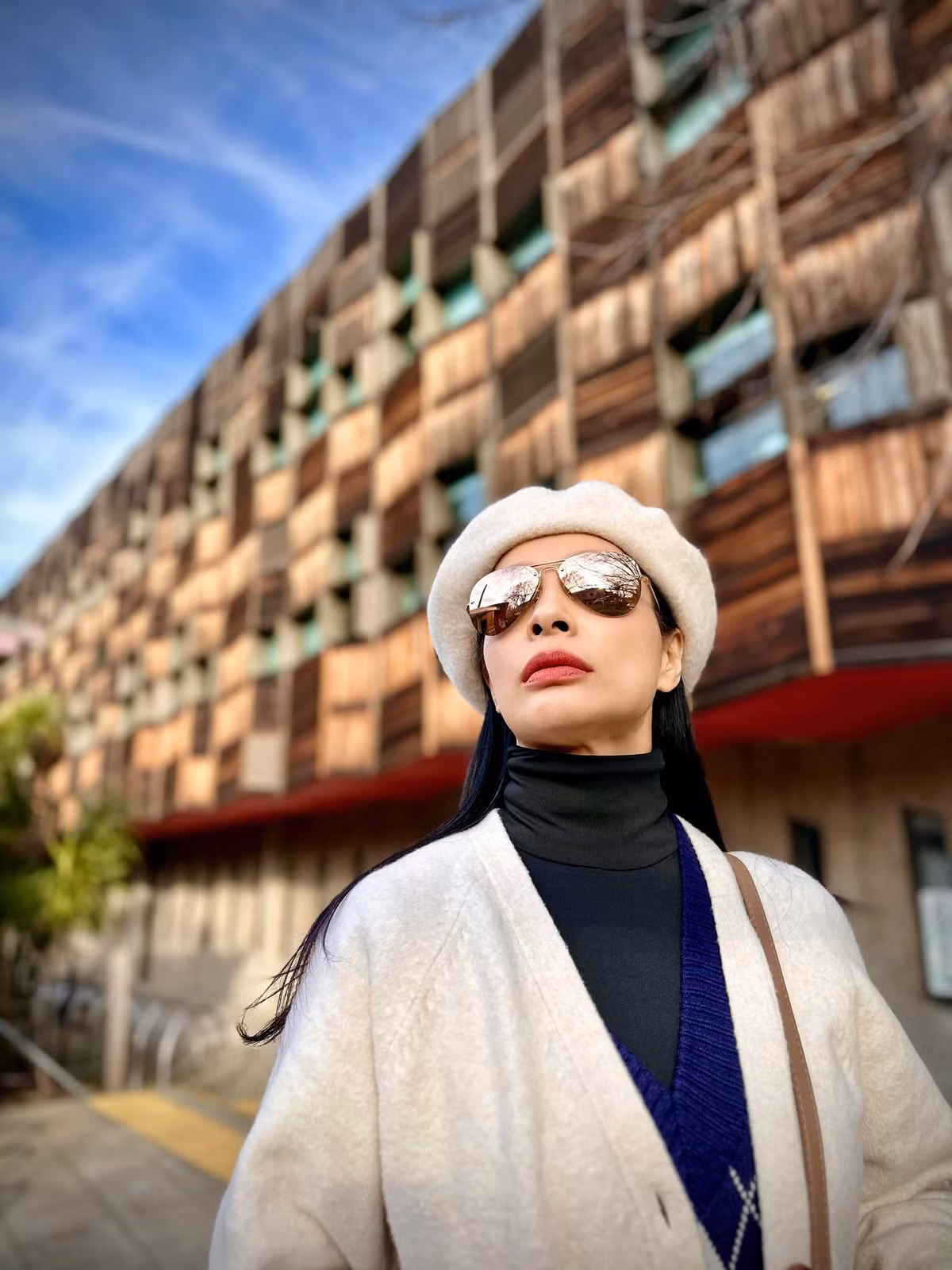 "Chụp ké một góc trường trong tương lai của cô em út", người mẫu Thúy Hạnh chú thích ảnh. Ảnh: FB Bui Thuy Hanh