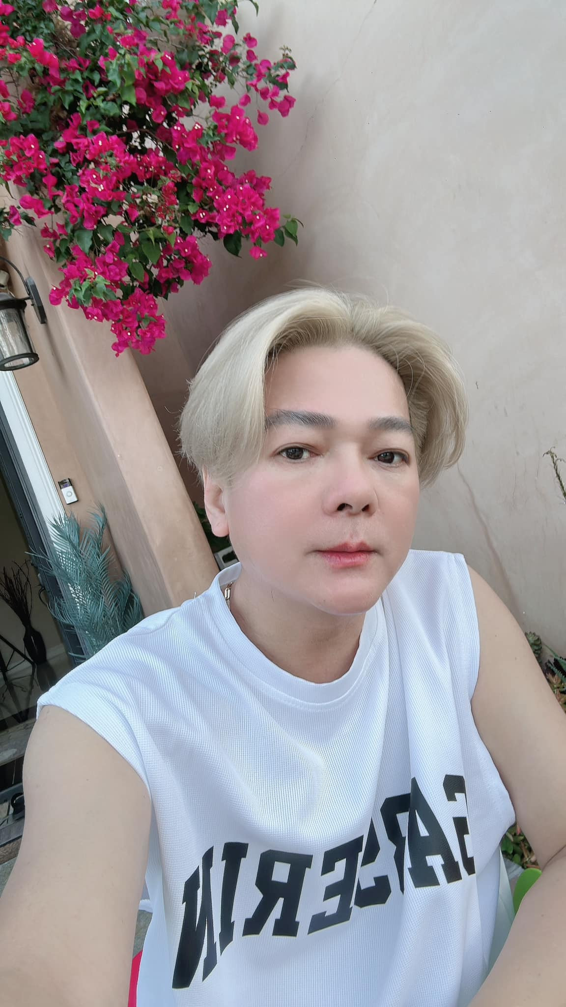 Vũ Hà dí dỏm chú thích hình: "Dù ai nói ngả nói nghiêng. Ta đây cứ trẻ cứ hâm như thường". Ảnh: FB Vũ Hà