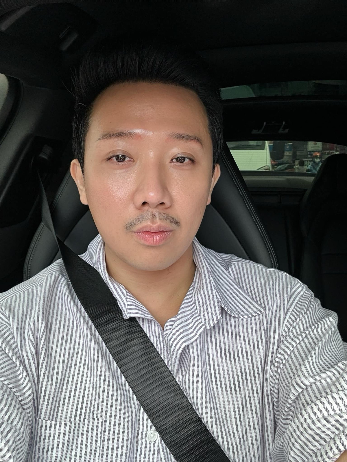 Trấn Thành khoe cận gương mặt. Ảnh: FB Trấn Thành