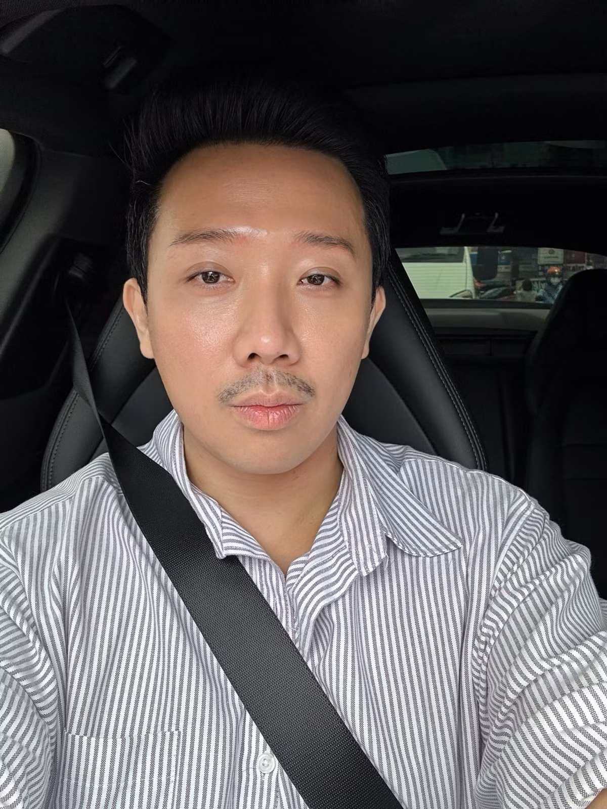 Trấn Thành khoe cận gương mặt. Ảnh: FB Trấn Thành
