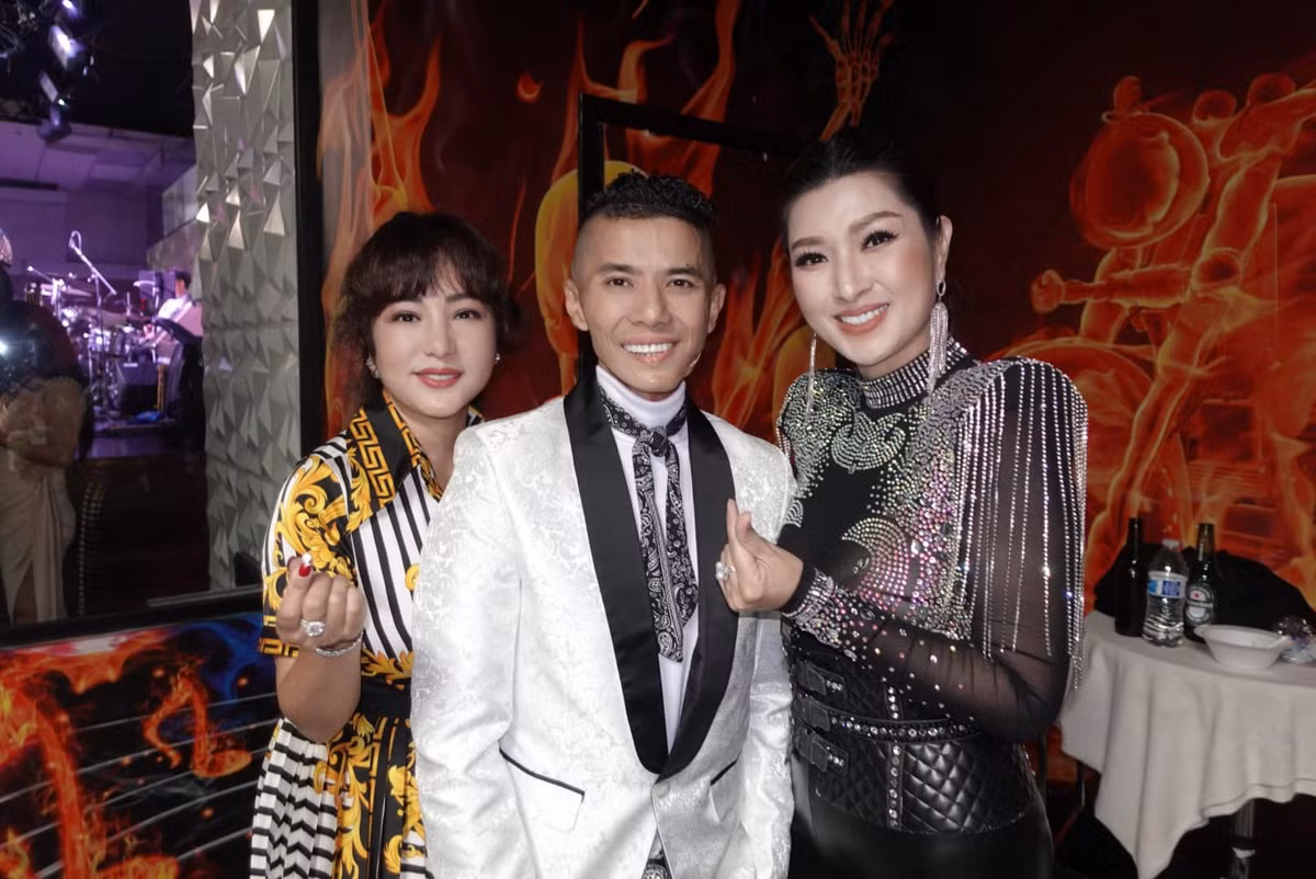 Những hình ảnh mới đây nhất của ca sĩ Kasim Hoàng Vũ khi anh xuất hiện trong chương trình đặc biệt Tình nghệ sĩ diễn ra tại Houston, Texas. Được biết, sau đêm diễn Kasim Hoàng Vũ phải cấp cứu vì quá đau, mệt mỏi. Ảnh: FB Trizzie Nguyen