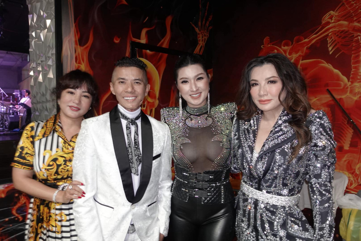 Dù phải dùng khăn thấm nước từ vết thương suốt đêm, Kasim vẫn cố gắng ở lại, lặng lẽ nghe các đồng nghiệp biểu diễn. Anh không thể hát, nhưng sự hiện diện của anh trên sân khấu và những cái cúi đầu cảm ơn đầy xúc động đã chạm đến trái tim của hàng trăm người. Ảnh: FB Trizzie Nguyen