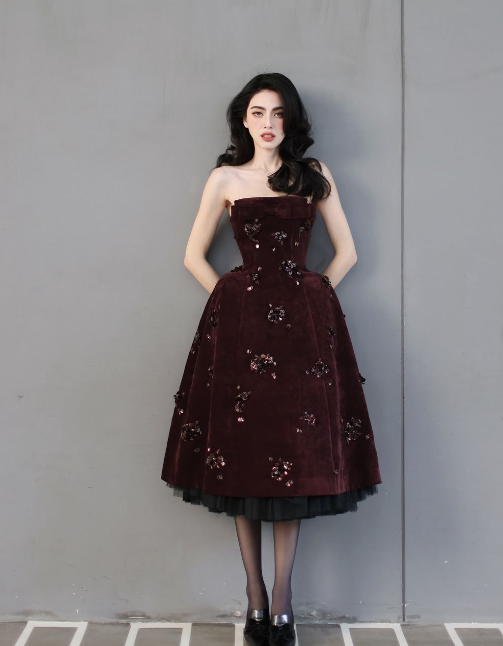 Song, vóc dáng mảnh mai của Mai Davika lại giúp cô dễ dàng diện nhiều trang phục thời trang và thường xuyên xuất hiện trong các sự kiện lớn.