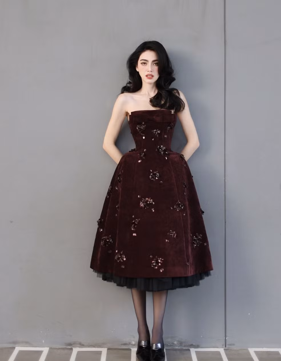 Song, vóc dáng mảnh mai của Mai Davika lại giúp cô dễ dàng diện nhiều trang phục thời trang và thường xuyên xuất hiện trong các sự kiện lớn.