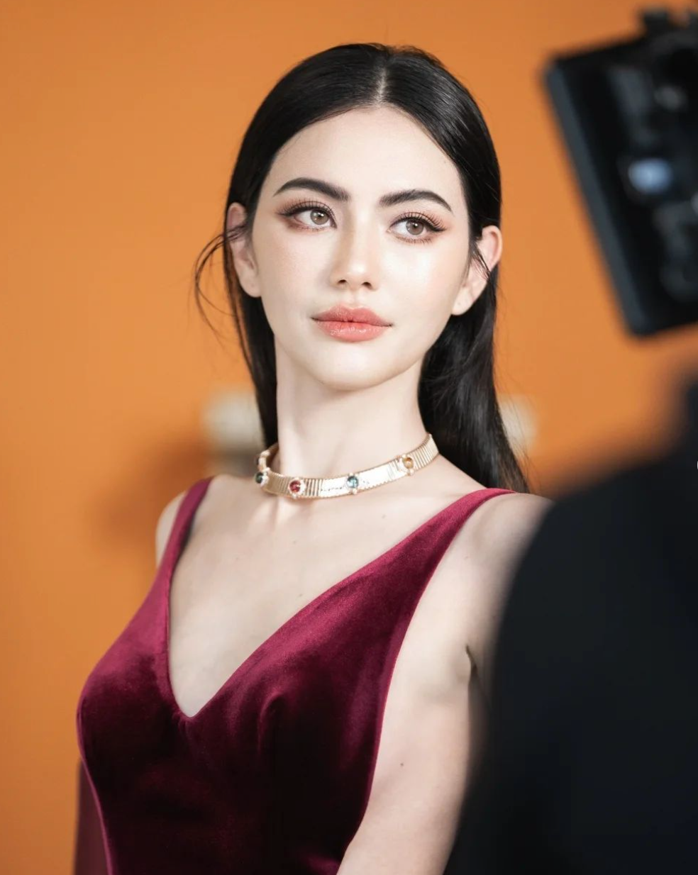 Điểm đặc biệt trong cách mix&amp;match của nữ diễn viên là việc kết hợp màu sắc, kiểu dáng trang phục giúp tôn lên đường cong tự nhiên mà không làm mất đi sự tinh tế.