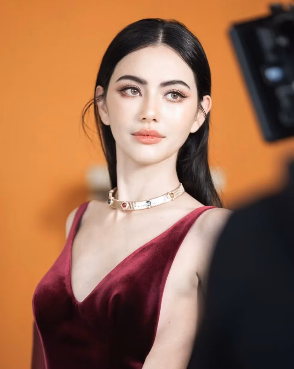 Điểm đặc biệt trong cách mix&amp;match của nữ diễn viên là việc kết hợp màu sắc, kiểu dáng trang phục giúp tôn lên đường cong tự nhiên mà không làm mất đi sự tinh tế.