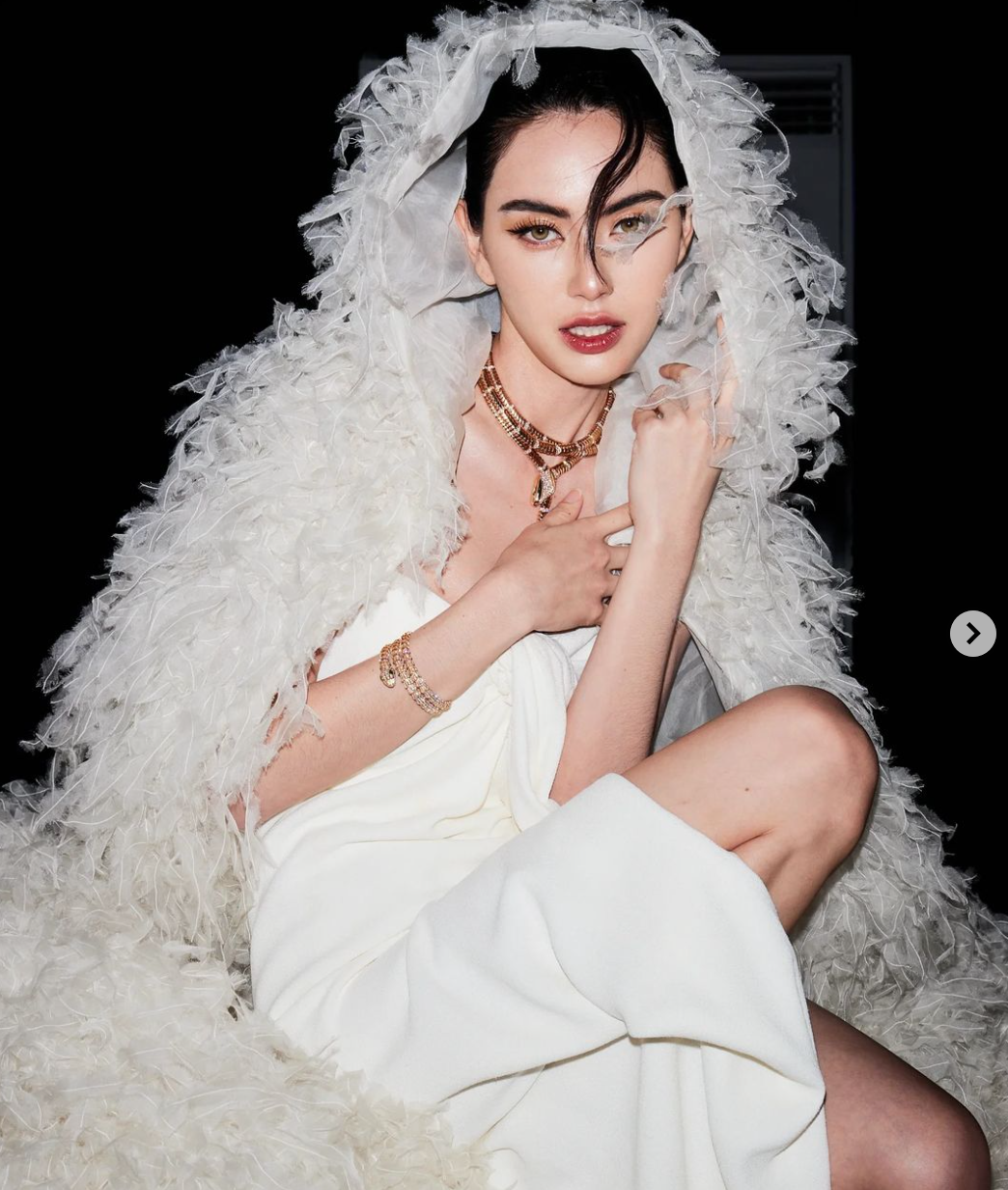 “Ma nữ Thái Lan” nổi tiếng với vòng eo con kiến, cô không ngần ngại khoe khéo điểm mạnh này qua trang phục.