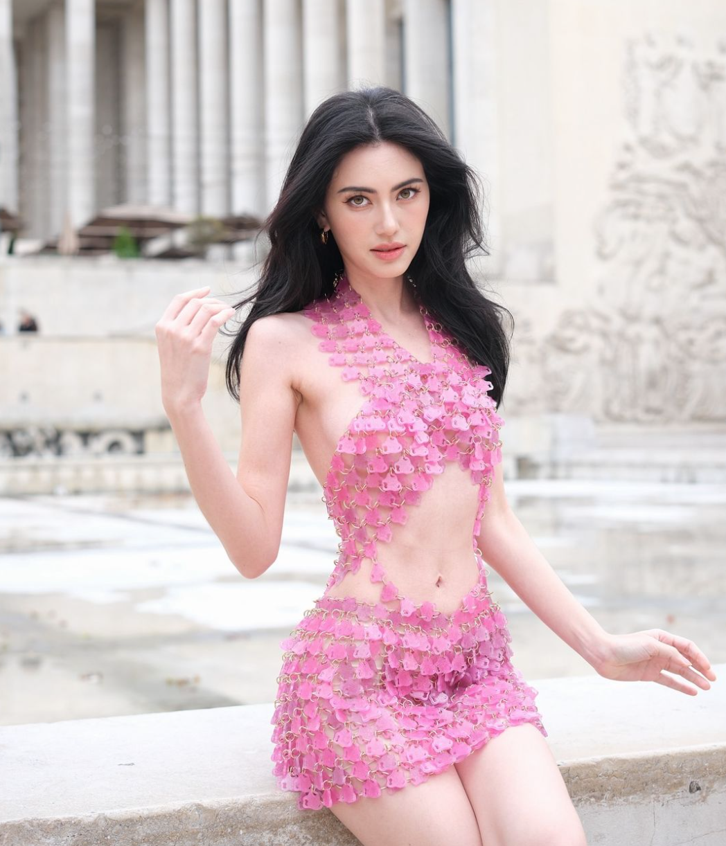 Mai Davika thường diện crop top và đồ cạp trễ để hướng tầm nhìn tập trung vào vòng 2 đáng mơ ước của mình.