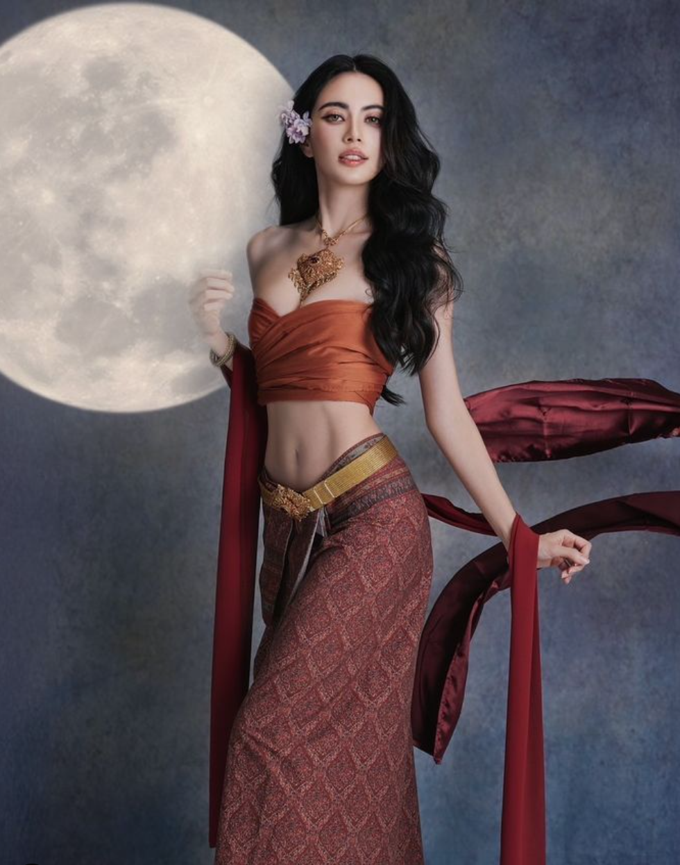 Gương mặt thanh tú, đôi mắt to tròn và làn da trắng sứ đã giúp cô trở thành một trong những mỹ nhân hàng đầu của showbiz Thái Lan.