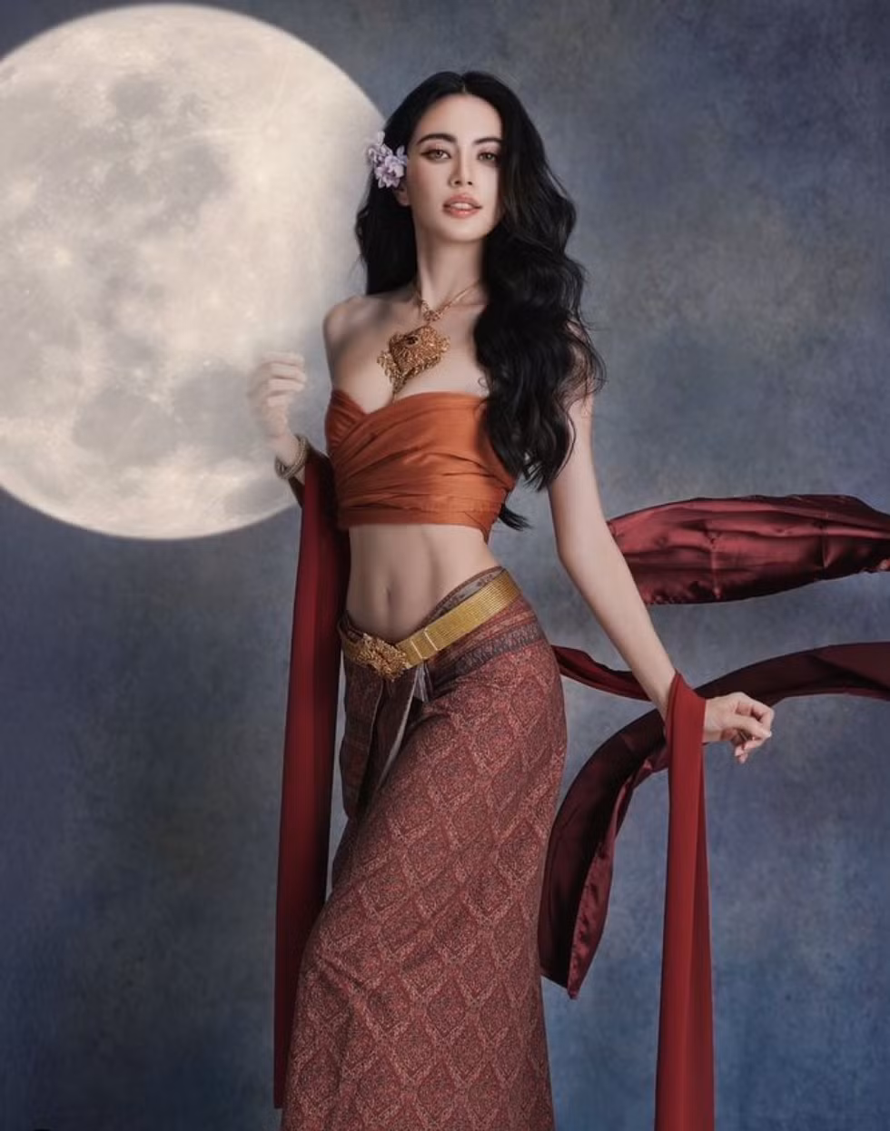 Gương mặt thanh tú, đôi mắt to tròn và làn da trắng sứ đã giúp cô trở thành một trong những mỹ nhân hàng đầu của showbiz Thái Lan.