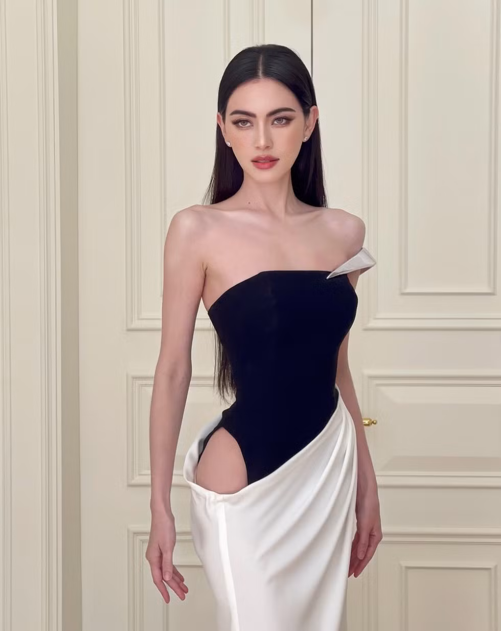 Mai Davika dù gầy trơ xương nhưng cô lại không hề trông gầy gò thiếu sức sống mà ngược lại vẫn quyến rũ hút hồn.