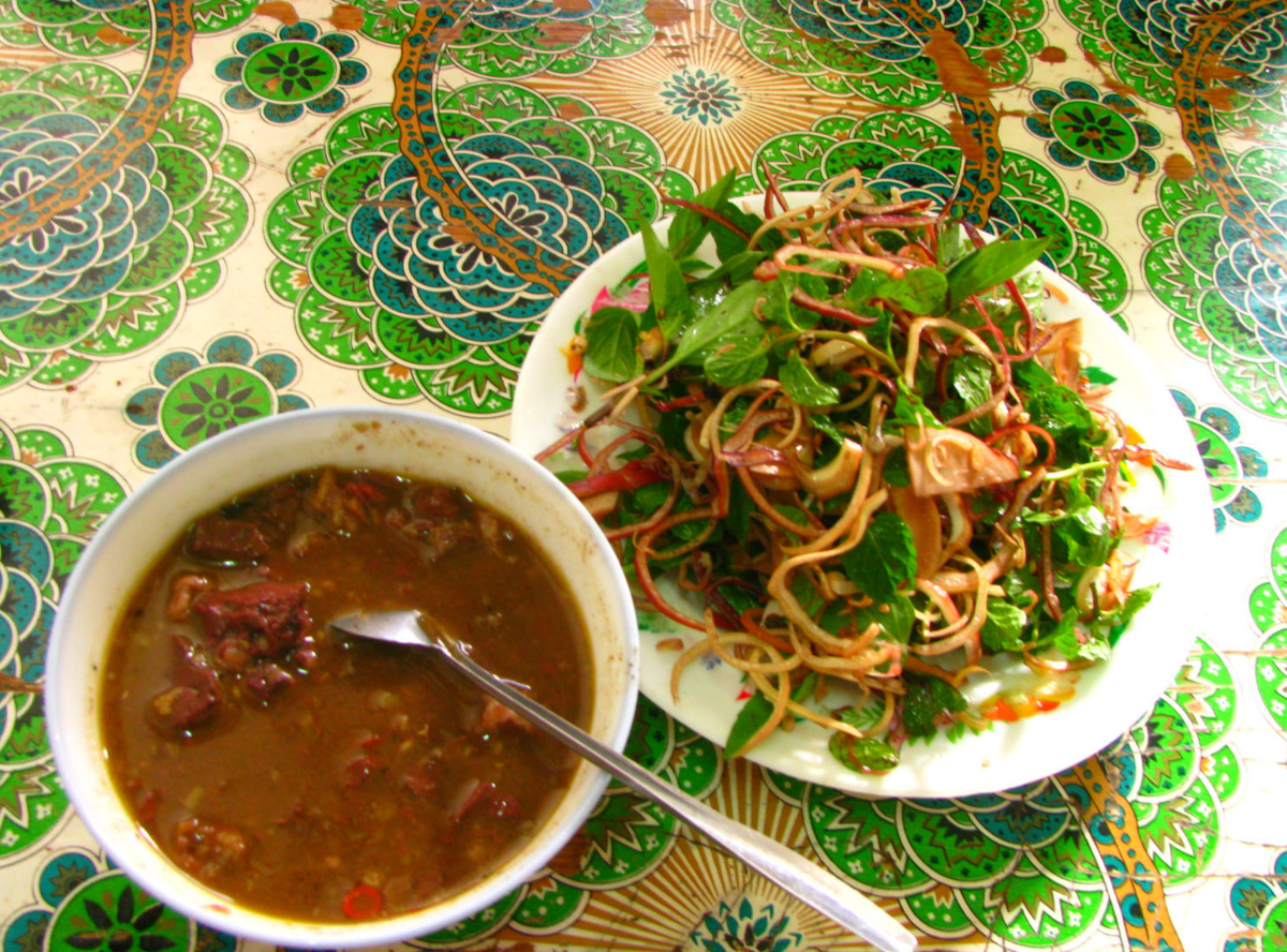 Vị của nậm pịa rất khó tả, nó là sự kết hợp giữa vị béo ngậy của pịa, vị cay nồng của mắc khén và các loại gia vị khác. Ảnh: Saostar