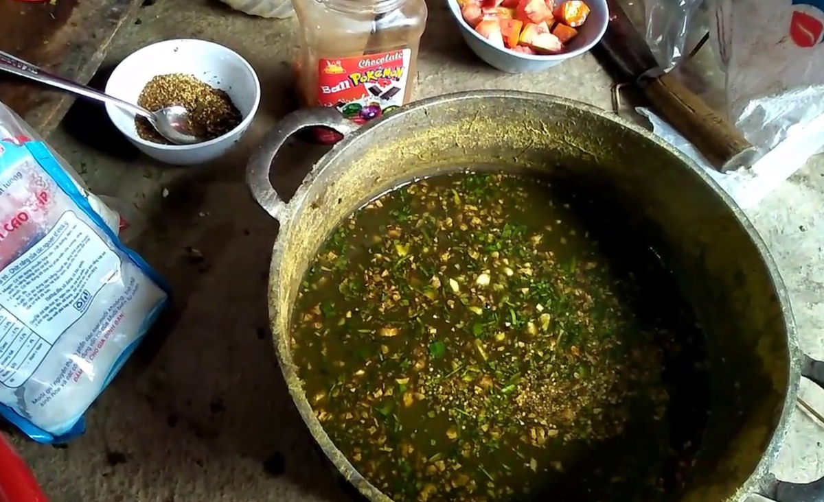 Phần pịa được lấy ra ngay khi bộ lòng được mang ra khỏi bụng con vật và được bảo quản cẩn thận. Sau đó, pịa được trộn cùng với các loại gia vị như mắc khén, ớt, tỏi, rau thơm... và các loại nội tạng khác như lòng, gan, phèo. Tất cả được hầm nhừ trong nhiều giờ để tạo nên một hương vị đặc trưng. Ảnh: Saostar