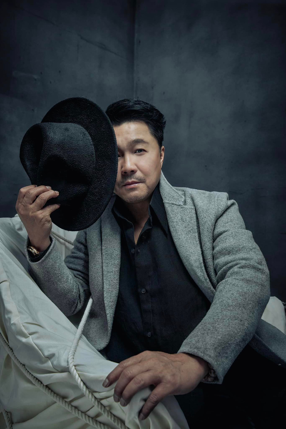 Cuộc sống hiện tại của Lý Hùng rất vui vẻ, thoải mái. Mỗi ngày, anh thường dành thời gian để chạy bộ hoặc tập gym từ 1-2 tiếng, tuần duy trì 3-4 ngày, với mong muốn giữ vững phong độ để tiếp tục làm nghệ thuật. Ảnh: FBNV