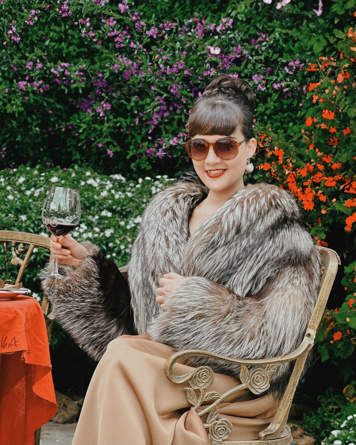  Vân Dung sinh năm 1975 tại Thái Nguyên, trong một gia đình có truyền thống nghệ thuật.