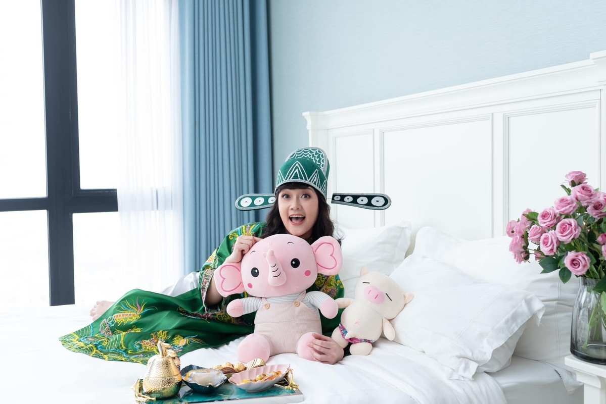 Biệt thự này nằm ở ngoại ô cách Hà Nội 60 km, có 2 tầng, mỗi tầng khoảng 250m2.