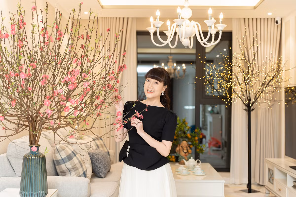 Ngoài cơ ngơi "khủng", Vân Dung còn được yêu mến bởi nhan sắc "lão hóa ngược" ở tuổi U50.