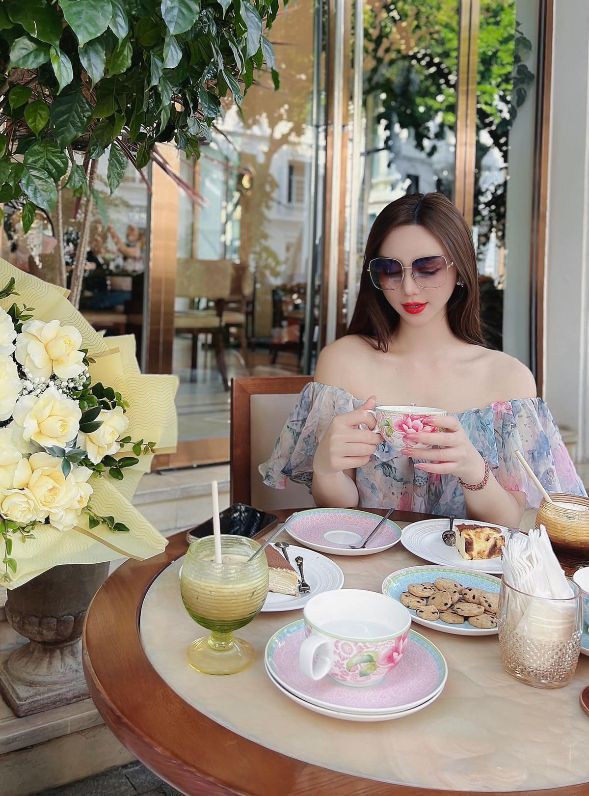 Quỳnh Kool suy tư: "Thu đến rồi hoa cũng dần nhạt phai. Trong gió chiều vươn trong lòng tình ai". Ảnh: FB Quỳnh Nguyễn