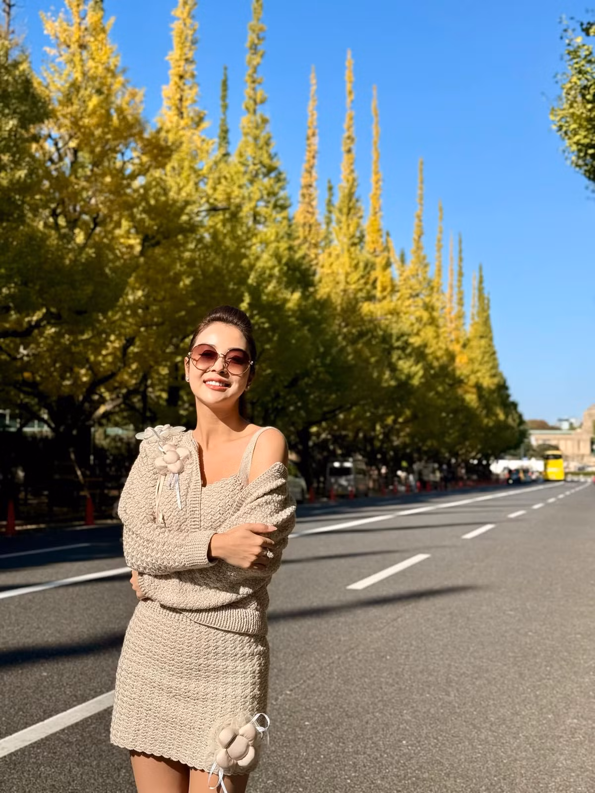 Hoa hậu Jennifer Phạm chụp ảnh trên đường phố Tokyo. Ảnh: FB Jennifer Pham