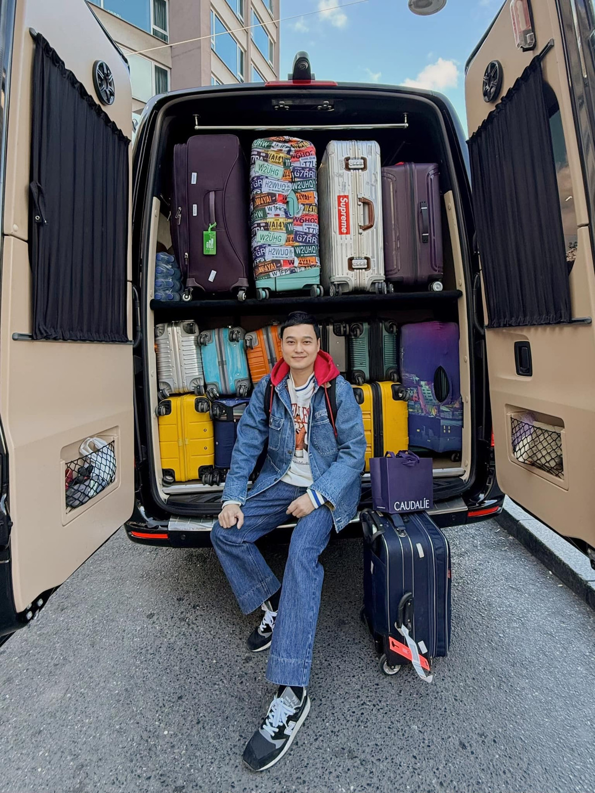 Ca sĩ Quang Vinh chụp ảnh bên hàng chục vali lớn nhỏ trong chuyến du lịch. Ảnh: FB Quang Vinh