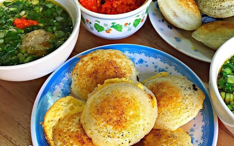 Bánh căn là món ăn mà du khách nhất định phải thử khi đến với Ninh Thuận. Phần nhân của bánh căn Ninh Thuận thường được làm từ thịt bò bằm hoặc có thể thay thế bằng trứng.