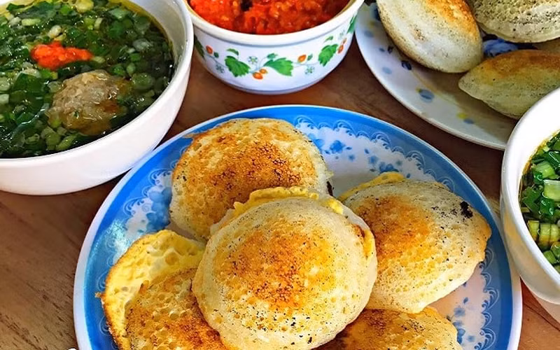 Bánh căn là món ăn mà du khách nhất định phải thử khi đến với Ninh Thuận. Phần nhân của bánh căn Ninh Thuận thường được làm từ thịt bò bằm hoặc có thể thay thế bằng trứng.