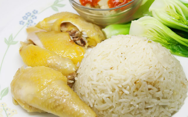 Cơm gà Phan Rang là món ăn đặc sản nổi tiếng của Ninh Thuận. Gà được luộc chín, xé phay hoặc chặt miếng vừa ăn, ăn kèm với cơm trắng,...Cơm gà Phan Rang có vị ngọt của thịt gà, vị béo ngậy của mỡ gà, vị cay nồng của ớt, vị chua thanh của chanh,... tạo nên một hương vị hài hòa, khó quên.