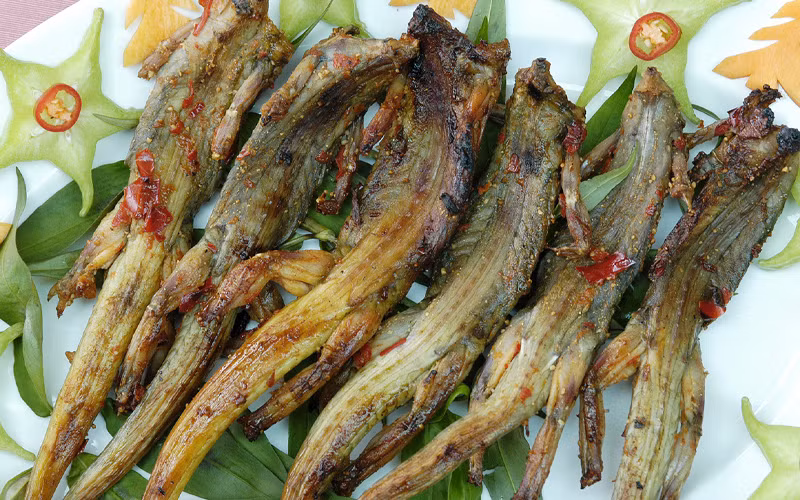 Dông cát là một đặc sản Ninh Thuận. Dông cát thường được chế biến thành nhiều món ăn hấp dẫn như dông cát nướng, dông xào sả ớt, gỏi dông cát,...