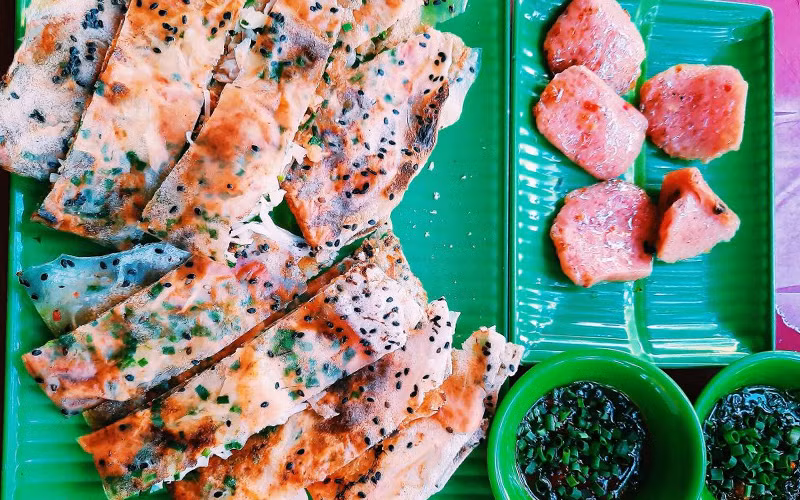 Bánh tráng nướng mỡ hành Phan Rang (Ninh Thuận) có một hương vị rất riêng, khiến nhiều người nhớ mãi sau khi thưởng thức. Bánh tráng được làm từ bột gạo thơm ngon, tráng hạt mè, nướng cùng các nguyên liệu như mỡ hành, trứng, ruốc,…