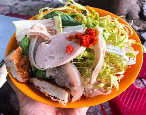 Một trong những món ăn nhất định phải thử khi du lịch Ninh Thuận là bún mắm nêm Phan Rang. Món ăn này được tạo nên từ các nguyên liệu dễ kiếm, gồm bún, thịt luộc, chả cá, cà pháo, xoài băm và rau sống. Linh hồn của món ăn chính là thứ mắm nêm có vị chua mặn, pha chút ngọt.