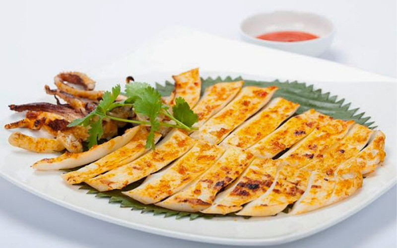 Mực một nắng là món ăn đặc sản Ninh Thuận được chế biến từ mực tươi ngon. Mực được phơi một nắng trên giàn, sau đó được nướng hoặc chiên vàng giòn. Mực một nắng có vị ngọt dai của mực, vị mặn mặn của gia vị, ăn kèm với cơm trắng hoặc xôi nóng.