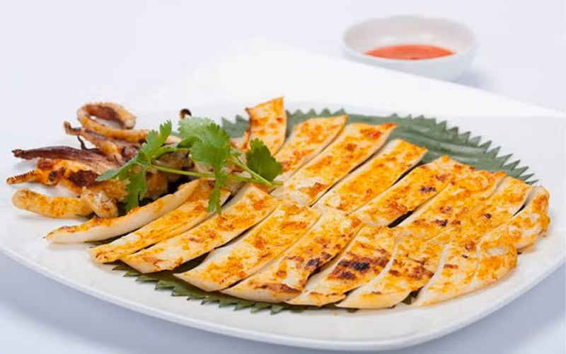 Mực một nắng là món ăn đặc sản Ninh Thuận được chế biến từ mực tươi ngon. Mực được phơi một nắng trên giàn, sau đó được nướng hoặc chiên vàng giòn. Mực một nắng có vị ngọt dai của mực, vị mặn mặn của gia vị, ăn kèm với cơm trắng hoặc xôi nóng.