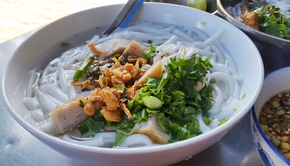 Bánh canh chả cá là món ăn sáng phổ biến ở Ninh Thuận. Bánh canh được làm từ bột gạo, dai dai, ăn kèm với chả cá được chiên vàng giòn, nước dùng ngọt thanh, đậm đà. Bánh canh chả cá là món ăn bình dị nhưng lại mang hương vị khó cưỡng.