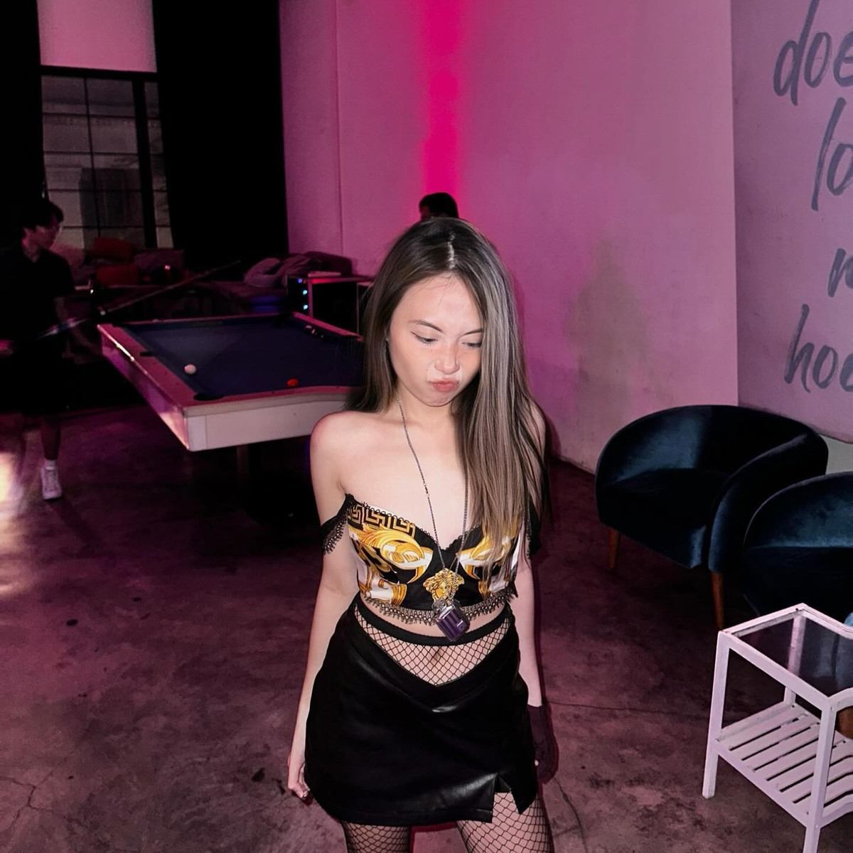 Bé Gà gây ấn tượng với mái tóc liên tục "đổi màu" cá tính cùng phong cách thời trang táo bạo.