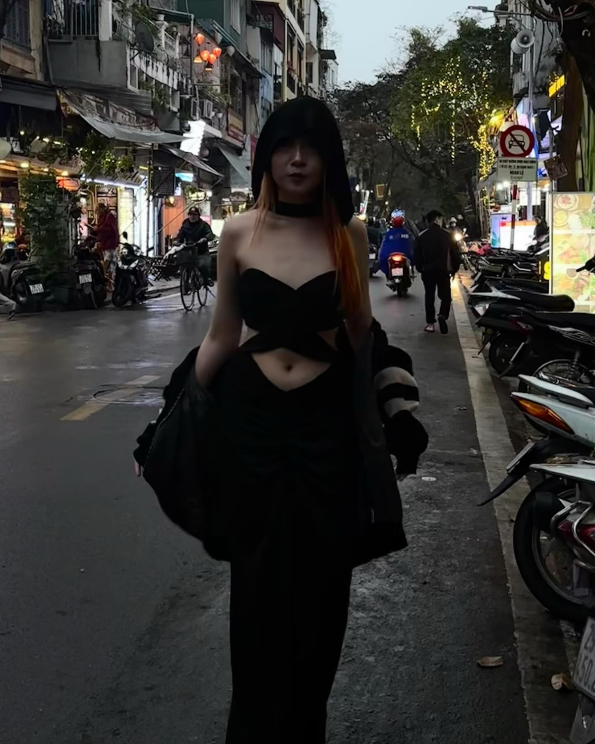 Trên trang cá nhân của mình, ái nữ của giọng ca "Tình cờ" đăng tải loạt ảnh khoe vẻ đẹp cá tính nhưng cũng không kém phần gợi cảm.