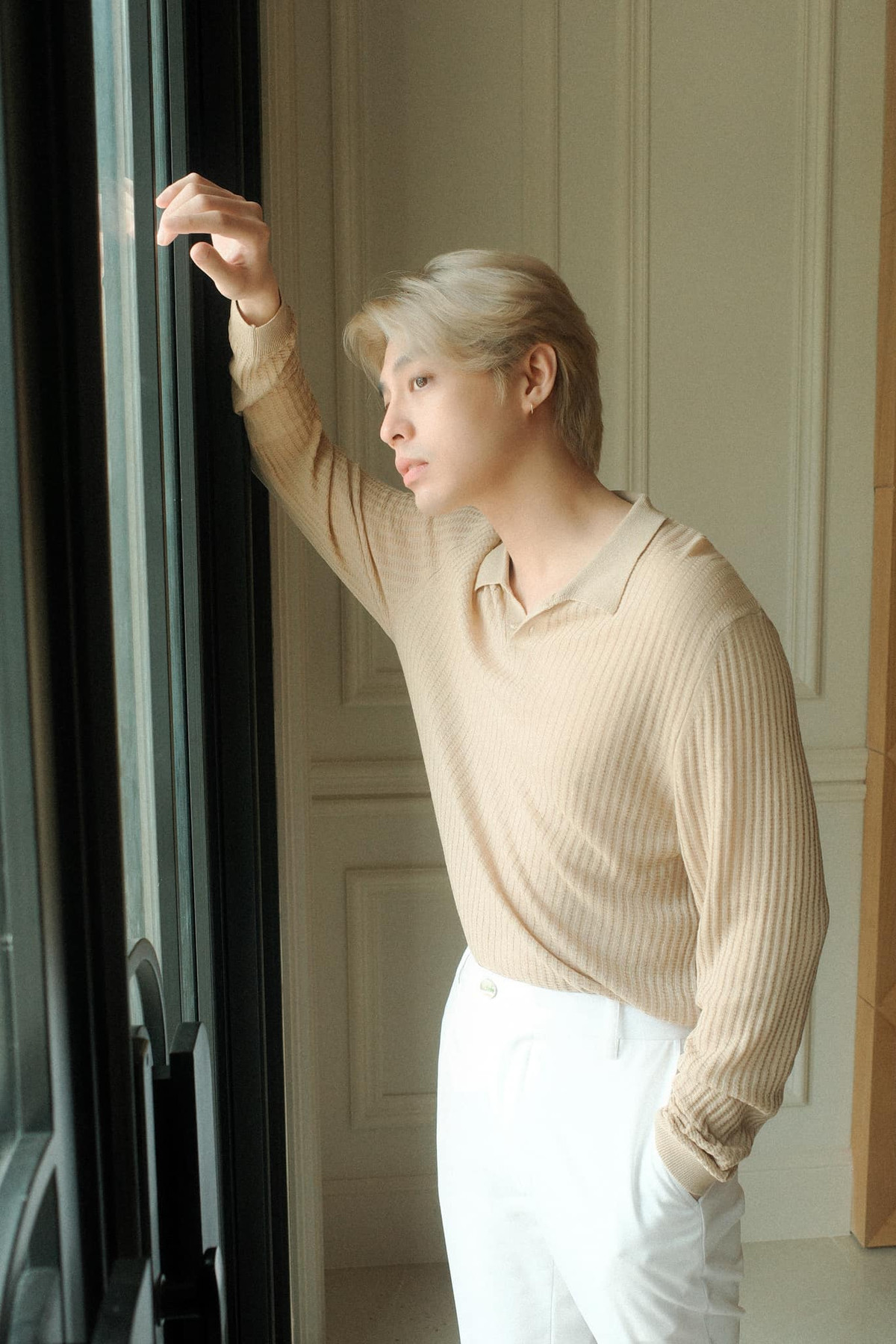 Noo Phước Thịnh trông lạ lẫm với mái tóc bạch kim. Màu tóc mới khiến anh trẻ trung, phong cách hơn.