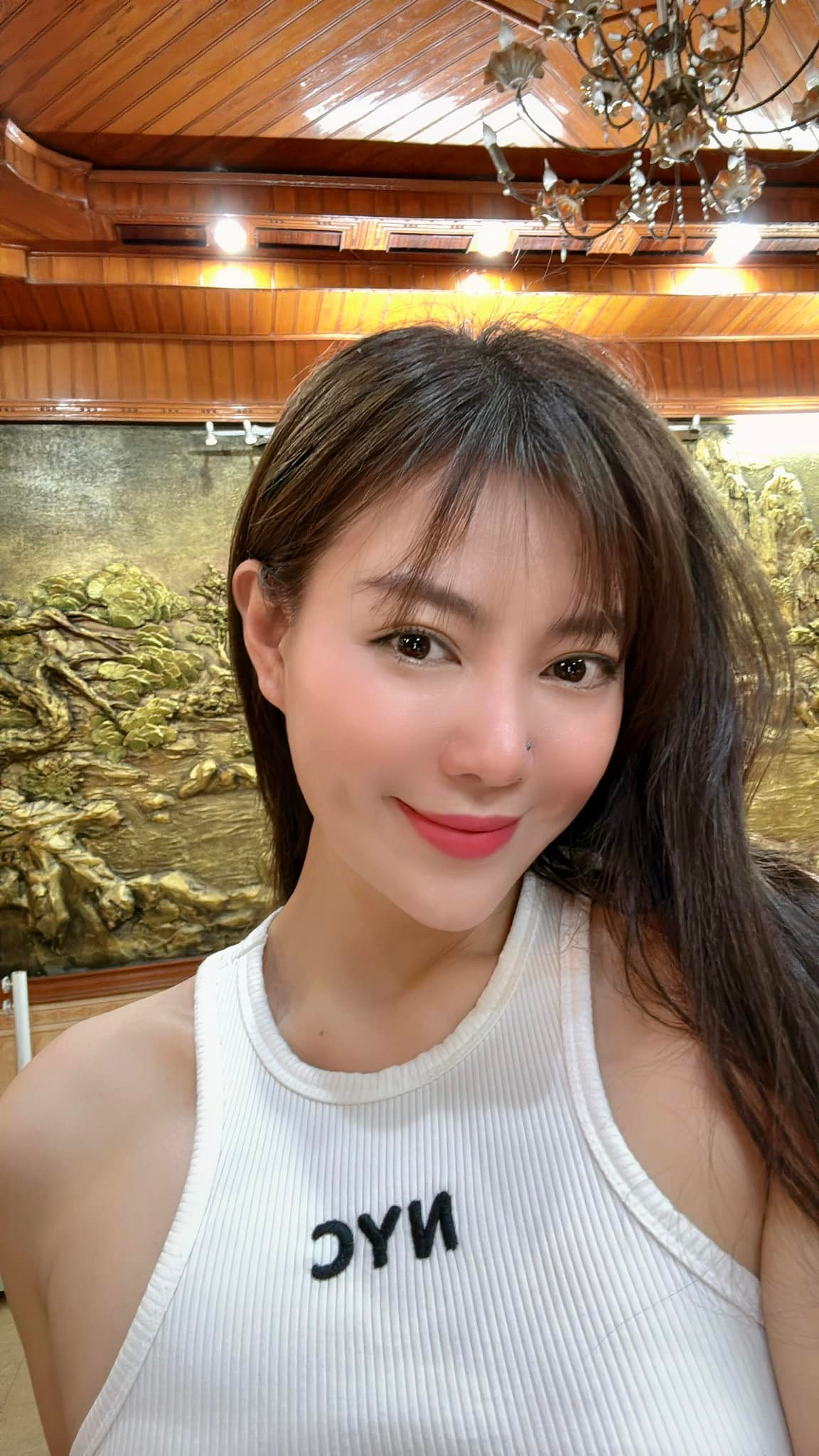 Nữ diễn viên Thanh Hương khoe cận cảnh sắc vóc đẹp không tì vết.