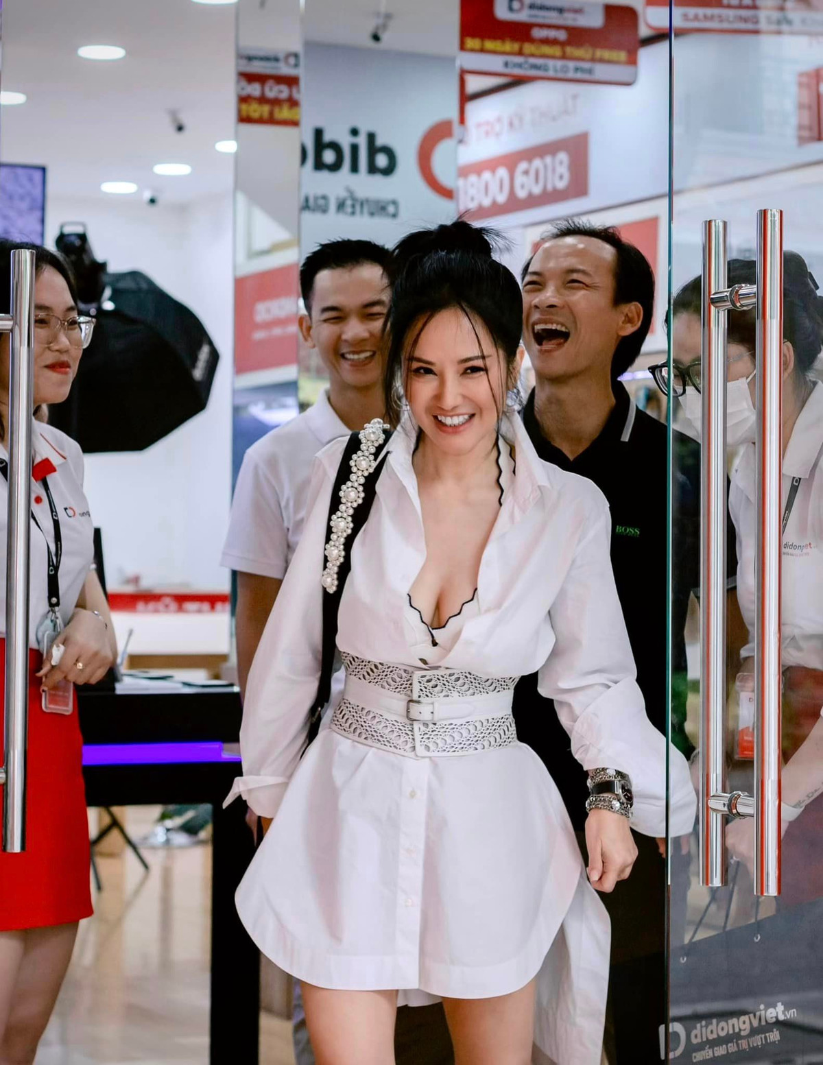 Diva Hồng Nhung nổi bật với vẻ ngoài năng động, gợi cảm khi tham gia một sự kiện.